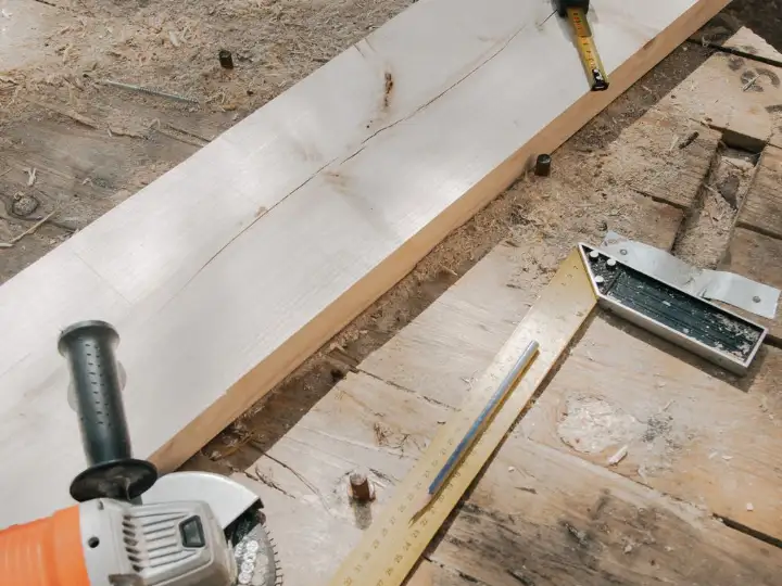 Herramientas sobre un tablón de madera