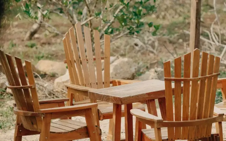 Conjunto de sillas y mesa de madera para exterior