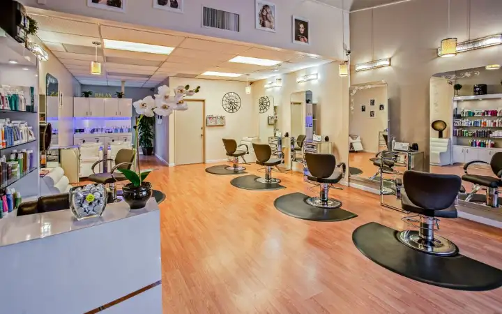 Interior de un salón de peluquería con sillones